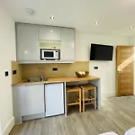 Tudor Close Nw9 8Su