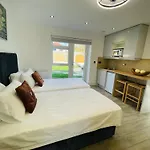 Tudor Close Nw9 8Su