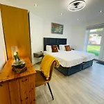 Tudor Close Nw9 8Su