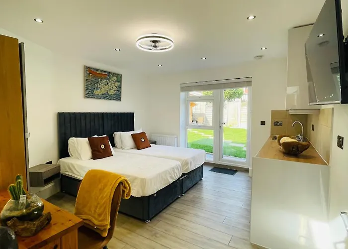 Tudor Close Nw9 8Su